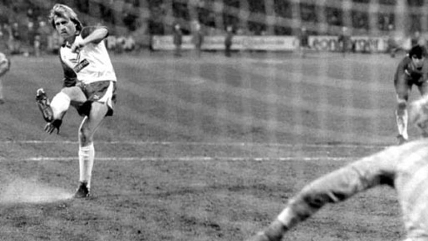 22. April 1986: Bremens Elfmeter-Spezialist Michael Kutzop trifft nur den Außenpfosten.