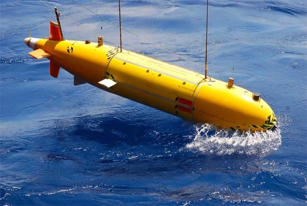 Tauchroboter "Autosub 6000": Bisher haben die Forscher dieses Roboterfahrzeug genutzt, das selbsttätig durch den Ozean streifte. 50 Meter über dem Meeresboden zog es seine Bahnen. Ein Sensor schnüffelte dabei nach Sulfidverbindungen, wie sie die unterseeischen Quellen freisetzen. So konnten sie Quellen selbst dann Aufspüren, wenn sie keine sichtbaren "Wolken" chemischer Verbindungen ausstießen.