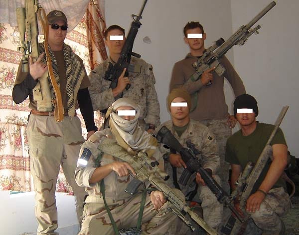 Tödlicher Einsatz im Irak: Diese Aufnahme zeigt Navy Seal Chris Kyle (l.) mit anderen Scharfschützen im Jahr 2004 in Falludscha. Mehr als 160 Menschen hat Kyle nach Angaben der US-Streitkräfte als Sniper erschossen.