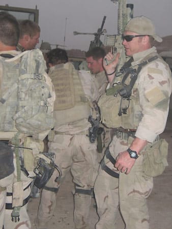 Immer wieder kehrte Kyle in den Irak zurück, diese Aufnahme zeigt ihn im Jahr 2006 beim Rückzug nach einer Mission. Wo das Bild aufgenommen wurde, ist unbekannt.