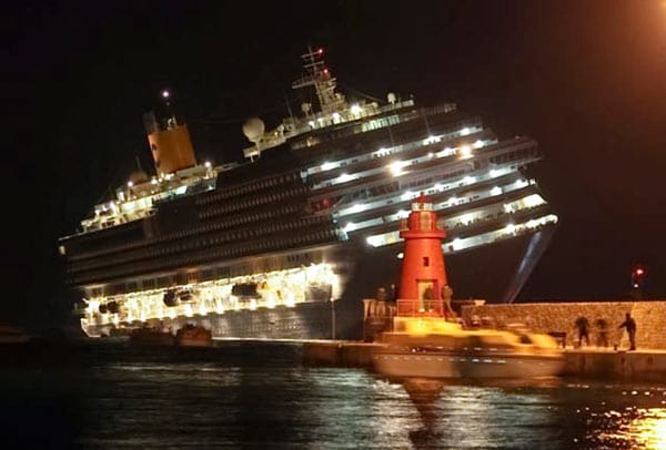 Um 21.49 Uhr funkt die Hafenaufsicht die "Costa Concordia" an. Der Kapitän meldet eine "kleine technische Störung".