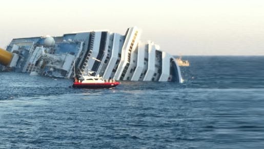 Umgekippt: Die "Costa Concordia" liegt vor der italienischen Küste auf der Seite.