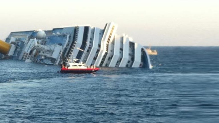 Umgekippt: Die "Costa Concordia" liegt vor der italienischen Küste auf der Seite.