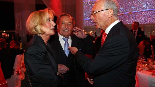 Bayerns Ehrenpräsident Franz Beckenbauer (re., hier mit Ex-DFB-Präsident Gerhard Meyer-Vorfelder und dessen Gattin Margit) darf bei einer solchen Gala natürlich nicht fehlen. Der 66-Jährige gratulierte brav und sorgte für einen Lacher: "Uli, bleib gesund. Das ist das Wichtigste. Na ja, fast das Wichtigste. Die auf der Titanic waren auch alle gesund, aber die hatten kein Glück gehabt. Deshalb wünsche ich dir auch Glück."