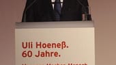 Auch Bayerns Vorstandsvorsitzender Karl-Heinz Rummenigge erzählte Anekdoten: "Der Bernd Dürnberger hat beim Kartenspiel ´Schafkopf´ mit Uli mehr verdient wie als Spieler beim FCB. Aber auch Spieler wie Scholl, Jeremies oder Schwabl haben sich dabei am Manager bereichert. Was die aber gar nicht gemerkt haben: Beim Vertragspoker hat sich Uli das Geld zurückgeholt. Uli war der föhnempfindlichste Spieler der Welt und kämpfte permanent gegen seinen Haarausfall. Er hat 378 Mittel in die Kabine mitgebracht."