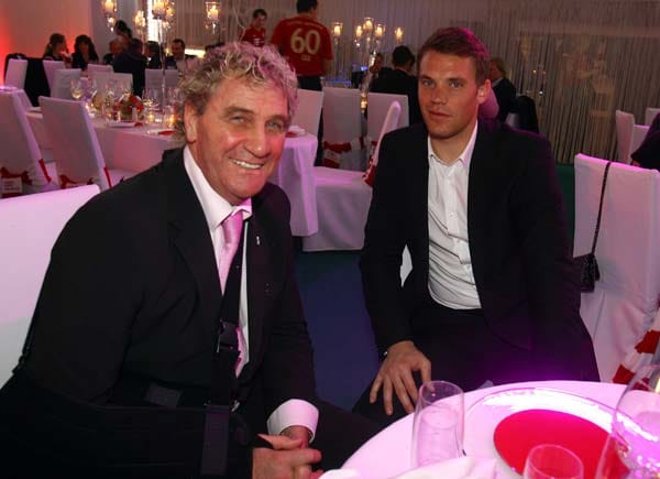 Bayerns aktueller Torhüter Manuel Neuer (re.) plauschte währenddessen mit Ex-FCB-Keeper Jean-Marie Pfaff am Spieler-Tisch.
