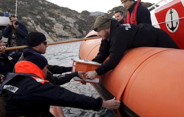 Die sogenannte Blackbox der "Costa Concordia" soll helfen, die Katastrophe aufzuklären. Später wird bekannt, dass sie vermutlich zum Zeitpunkt des Unglücks defekt war.