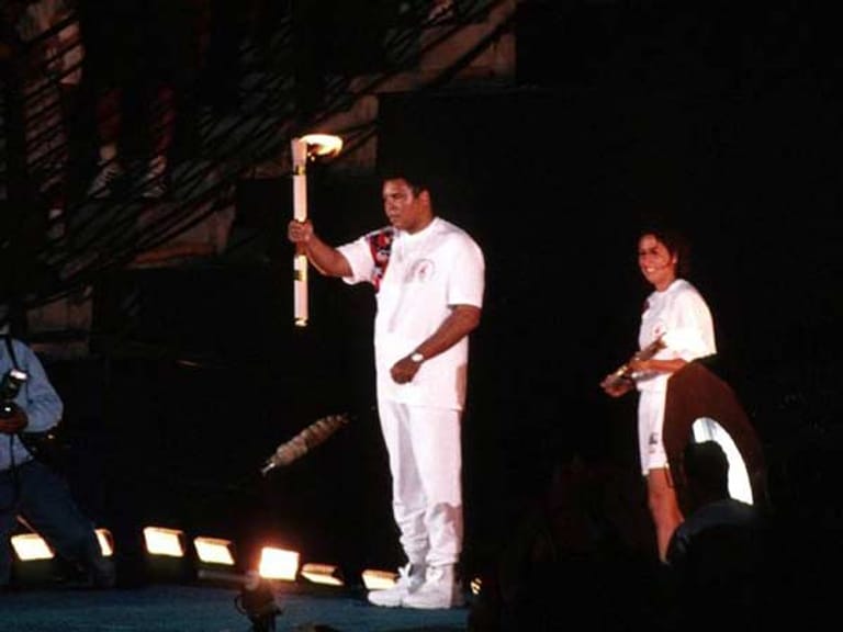 Ein großer Moment für Muhammad Ali: Ihm wurde bei den Olympischen Spielen 1996 in Atlanta die Ehre zuteil, das Olympische Feuer zu entzünden. Erstmals konnte die Welt jedoch sehen, wie weit die Parkinson-Krankheit bei ihm schon fortgeschritten war.