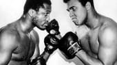 Joe Frazier (li.) und Muhammad Ali stehen sich Anfang 1971 in kämpferischer Pose gegenüber. Mit keinem anderen Boxer verband Ali eine solche Rivalität.