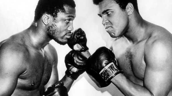 Joe Frazier (li.) und Muhammad Ali stehen sich Anfang 1971 in kämpferischer Pose gegenüber. Mit keinem anderen Boxer verband Ali eine solche Rivalität.