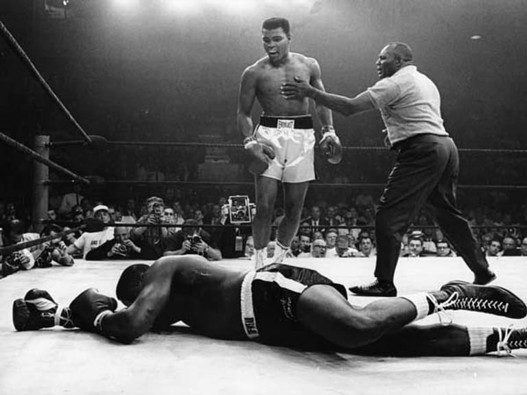 Herausforderer und Ex-Weltmeister Sonny Liston liegt schwer getroffen am Boden, und Ringrichter Walcott stoppt den triumphierenden Muhammad Ali. Der US-Box-Schwergewichts-Weltmeister verteidigt am 25.5.1965 seinen ersten Weltmeistertitel durch einen sensationellen K.o.-Sieg in der ersten Runde.