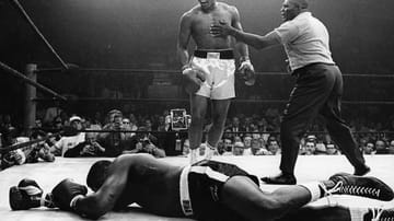 Herausforderer und Ex-Weltmeister Sonny Liston liegt schwer getroffen am Boden, und Ringrichter Walcott stoppt den triumphierenden Muhammad Ali. Der US-Box-Schwergewichts-Weltmeister verteidigt am 25.5.1965 seinen ersten Weltmeistertitel durch einen sensationellen K.o.-Sieg in der ersten Runde.