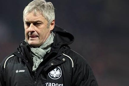 Eintracht-Coach Armin Veh ist von den schlechten Bedingungen in Doha nicht begeistert.