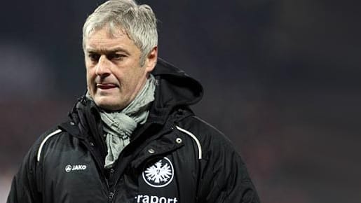 Eintracht-Coach Armin Veh ist von den schlechten Bedingungen in Doha nicht begeistert. Eintracht-Coach Armin Veh ist von den schlechten Bedingungen in Doha nicht begeistert.