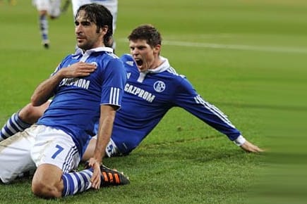 Raul (li.) und Klaas-Jan Huntelaar bejubeln einen der vielen Schalker Treffer.