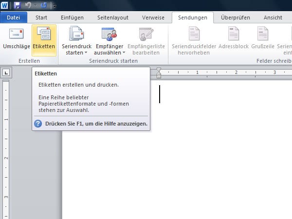 Öffnen Sie ein leeres Word-Dokument. Klicken Sie in der Symbolleiste unter dem Register Sendungen in der Gruppe Erstellen auf Etiketten. Benutzen Sie Word 2007, klicken Sie in der Symbolleiste unter dem Register Sendungen in der Gruppe Erstellen auf Beschriftungen.
