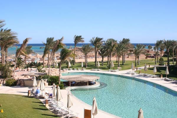 Das Rote Meer bietet sich selbst im Winter als Badeziel an. Die Holidaycheck-Empfehlung ist das "Stella Makadi Beach Resort" in der Makadi Bay.