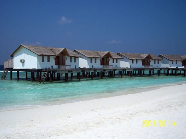 Traumziel Malediven: Im türkisblauen Meer liegen die Bungalows des Reethi Beach Resort.