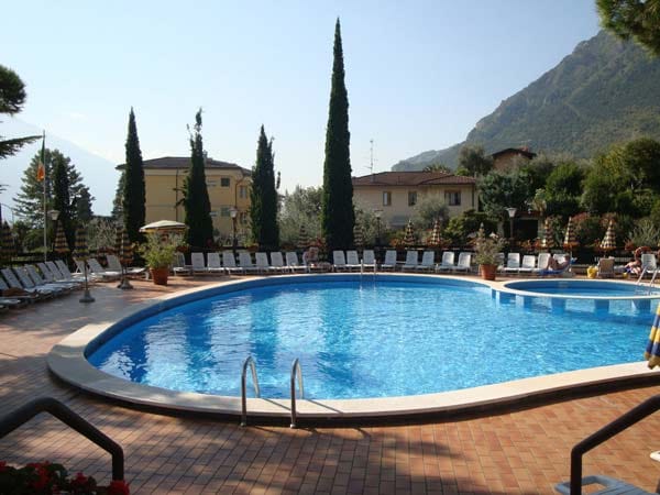 In Italien liegt das beliebteste Badehotel ausnahmsweise nicht am Meer. Das Hotel Caravel bietet neben eigenem Pool Zugang zum Gardasee.