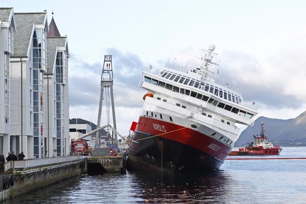 September 2011: Bei einem Brand auf dem Passagierschiff "Nordlys" im Hafen der norwegischen Stadt Ålesund kommen zwei Besatzungsmitglieder ums Leben. 16 Menschen erleiden Verletzungen, darunter zwei Deutsche.