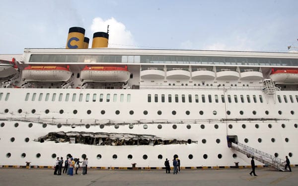 Oktober 2010: Das Kreuzfahrtschiff "Costa Classica" wird bei einer Kollision mit einem Frachter vor dem Hafen der chinesischen Metropole Shanghai beschädigt. Mindestens zehn Passagiere werden verletzt.