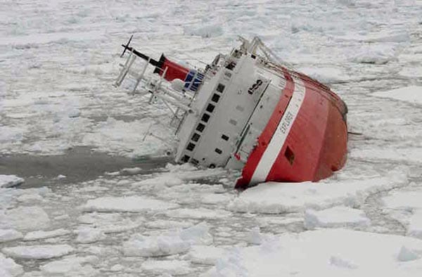 November 2007: Das Kreuzfahrtschiff "Explorer" rammt im Morgengrauen zwischen der Südspitze Amerikas und der Antarktis einen Eisberg und schlägt Leck. Die 100 Passagiere und 54 Besatzungsmitglieder werden in Sicherheit gebracht.