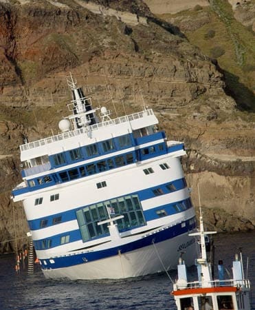 April 2007: Vor dem Hafen der griechischen Insel Santorin läuft das Kreuzfahrtschiff "Sea Diamond" nach einem Navigationsfehler auf Grund und sinkt. Zwei Passagiere ertrinken. Die anderen rund 1500 Menschen an Bord werden gerettet.