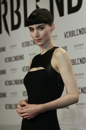 Rooney Mara, die Lisbeth Salander aus David Finchers Hollywood-Verfilmung von Stieg Larssons Roman "Verblendung" (2011), wurde am 17. April 1985 geboren. Sie wuchs gemeinsam mit drei Geschwistern in New York auf. Dort absolvierte sie auch ein Psychologiestudium. Seit Mitte der 2000er Jahre ist sie als Darstellerin in TV und Kino zu sehen - zunächst als Gast in TV-Serien wie "Law & Order: New York".