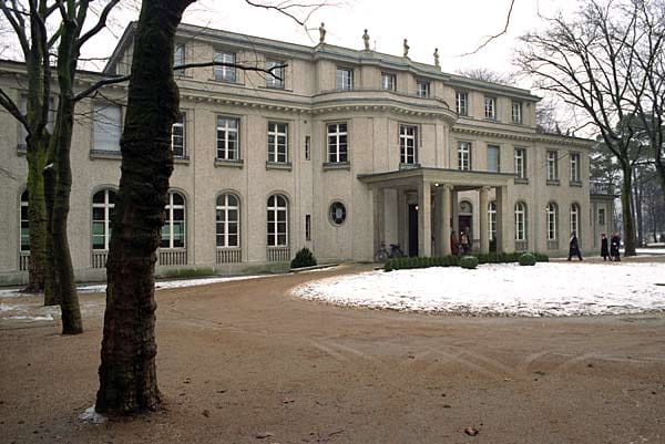 Der 20. Januar 1942 ist ein Schlüsseldatum in der Geschichte des Holocaust. An diesem Tag treffen sich 15 hochrangige NS-Funktionäre, um die systematische Ermordung der Juden in Europa zu organisieren. Tagungsort ist die Villa Marlier am Wannsee in Berlin, ein 1914 errichtetes großbürgerlichen Privathaus. Es wird seit 1940 von der SS als Ferienheim für Angehörige der SS genutzt.