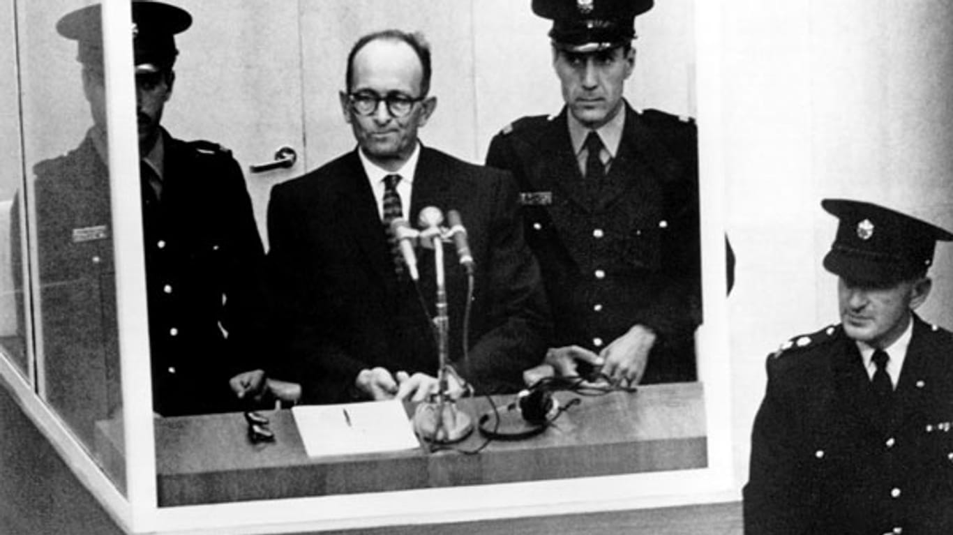 Das Protokoll der Geheimsitzung schreibt SS-Obersturmbannführer Adolf Eichmann. Dieser wird als Leiter des Judenreferats im Reichssicherheitshauptamt zentral mitverantwortlich für die Deportation und Ermordung von rund sechs Millionen Menschen. 1960 wird er vom israelischen Geheimdienst in Argentinien aufgespürt und nach Israel entführt, wo ihm vor dem Jerusalemer Bezirksgericht der Prozess gemacht wird. Eichmann wird zum Tode verurteilt und 1962 hingerichtet.