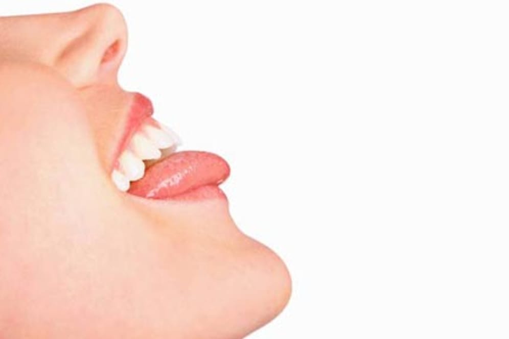 Die Zungenreinigung bekämpft Mundgeruch