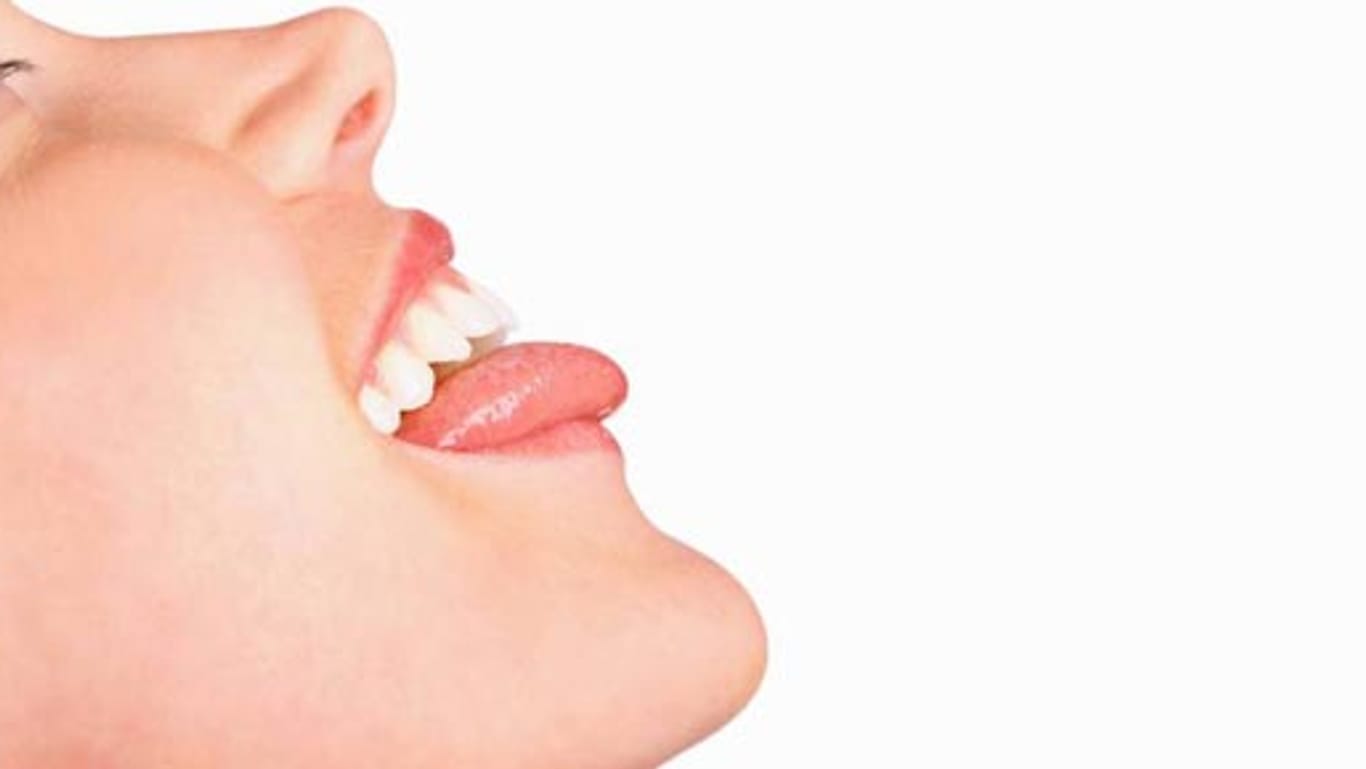 Die Zungenreinigung bekämpft Mundgeruch