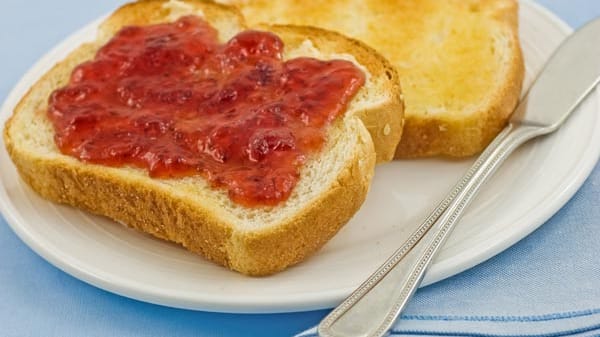 Ein süßer Toast zum Frühstück macht nicht lange satt.