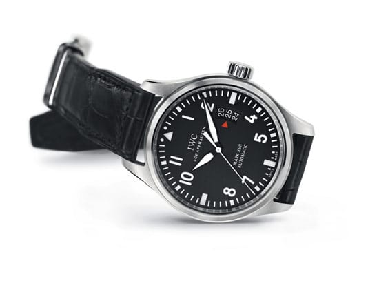 Die Fliegeruhr "Mark XVII" entspricht in Form und Funktion konsequent dem Ideal klassischer Fliegeruhren. Der 6 bar wasserdichte Zeitmesser wird vom Automatikuhrwerk Kaliber 30110 angetrieben und verfügt über eine Gangreserve von 42 Stunden.