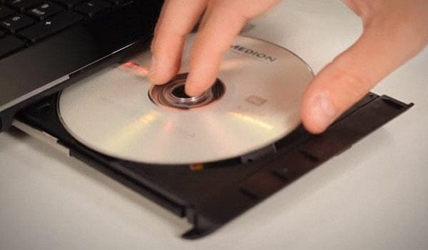 Das optische Laufwerk liest und brennt DVDs, jedoch keine Blu-ray-Scheiben – in dieser Preisklasse ist das Standard.