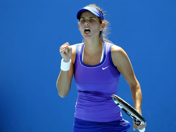 Bei den Australian Open 2012 übersteht Julia Görges erstmals bei einem Grand-Slam-Turnier die dritte Runde und zieht ins Achtelfinale ein. Dort erwischt sie aber einen schwarzen Tag und scheidet gegen Maria Scharapowa aus.