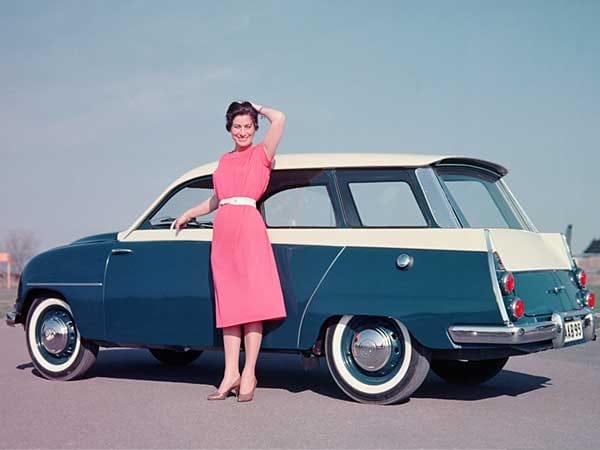 Saab stellte 1960 den Typ 95 vor. Es war der erste Kombi, der weniger für gewerbliche Kunden, als vielmehr für Familien konzipiert war. Ein früher "Lifestyle-Kombi" sozusagen.