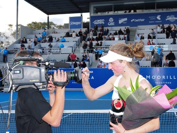 Zu Beginn des Jahres 2012 gewinnt Mona Barthel das Moorilla International in Hobart, ein Vorbereitungsturnier zu den Australian Open. Die WTA-Gewinnerin hatte zuvor - genau wie Stuttgart-Siegerin Julia Görges - noch nie das Achtelfinale eines Grand-Slam-Turniers erreicht. "Ich weiß gar nicht, wie ich mit diesen Erfolgen umgehen soll", sagt das 21-jährige Tennistalent anschließend.