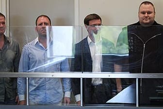 Die Crew von Megaupload.com vor dem Haftrichter: (von Links) Bram van der Kolk, Finn Batato, Mathias Ortmann und Megaupload-Gründer und Firmenchef Kim Schmitz.