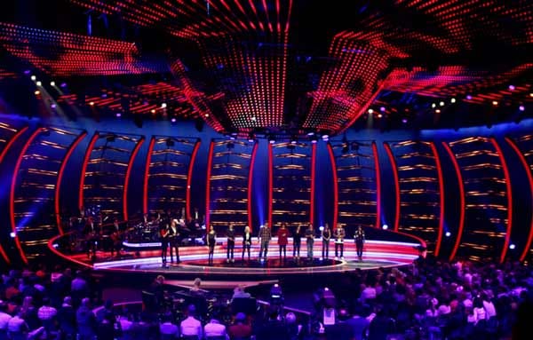 Die zehn Teilnehmer der Castingshow "Unser Star für Baku" in Köln während der zweiten Ausscheidungsshow auf der Bühne.