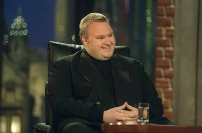 Als gefeierter Jungunternehmer folgte Kim Dotcom im Jahr 2001 sogar einer Einladung in die Harald-Schmidt-Show nach Köln.