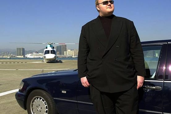 So ließ sich Kim Dotcom noch vor einigen Jahren gerne fotografieren: in Hongkong neben Luxus-Karosse und Hubschrauber (Archivbild)