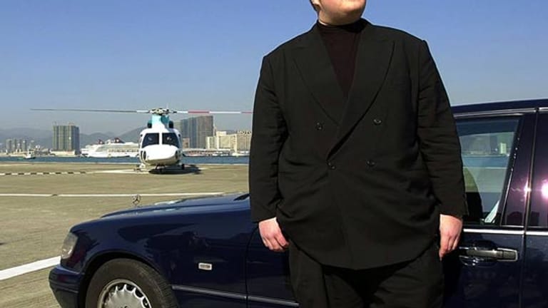 So ließ sich Kim Dotcom noch vor einigen Jahren gerne fotografieren: in Hongkong neben Luxus-Karosse und Hubschrauber (Archivbild)