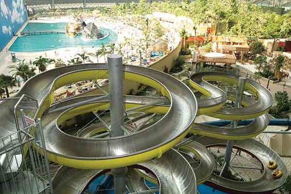 Europas größte künstliche Tropenwelt "Tropical Islands" in Briesen-Brand (Brandenburg) bietet eine Herausforderung für jeden Hintern: Deutschlands höchsten Rutschenturm.