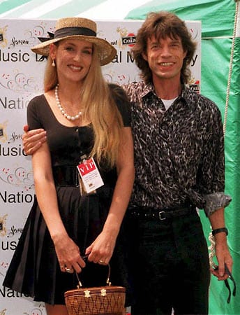 Das texanische Model Jerry Hall und der Stones-Sänger Mick Jagger waren von 1977 bis 1999 ein Paar. Für sie verließ Jagger seine erste Ehefrau Bianca. Hall war zuvor mit Bryan Ferry (Roxy Music) liiert. Mick Jagger hatte außerdem Affären mit Uschi Obermaier, Carla Bruni und dem brasilianischen Model Luciana Gimenez.