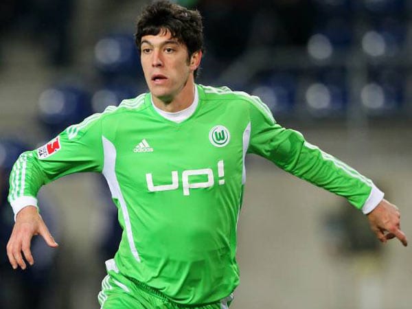 Felipe Lopes ist der sechste Winter-Neuzugang. Der 24 Jahre alte Brasilianer Lopes kommt vom portugiesischen Erstligisten CD Nacional Funchal und soll die wackelige Innenverteidigung der Wölfe verstärken Felipe Lopes ist der sechste Winter-Neuzugang. Der 24 Jahre alte Brasilianer Lopes kommt vom portugiesischen Erstligisten CD Nacional Funchal und soll die wackelige Innenverteidigung der Wölfe verstärken