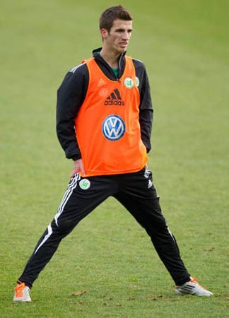 Ferhan Hasani ist hingegen ein echtes Schnäppchen. Der Transfer des mazedonischen Flügelspielers, der von Skendija Tetovo kommt, kostet den VfL Wolfsburg nur rund 0,7 Millionen Euro. Ferhan Hasani ist hingegen ein echtes Schnäppchen. Der Transfer des mazedonischen Flügelspielers, der von Skendija Tetovo kommt, kostet den VfL Wolfsburg nur rund 0,7 Millionen Euro.