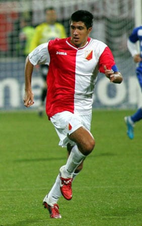 Der serbische Mittelfeldspieler Slobodan Medojevic wechselt für rund 2,5 Millionen von Vojvodina Novi Sad zu den Niedersachsen. Der serbische Mittelfeldspieler Slobodan Medojevic wechselt für rund 2,5 Millionen von Vojvodina Novi Sad zu den Niedersachsen.