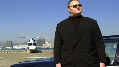 Mein Hubschrauber, meine Limousine, mein Anzug - alles Mega: Kim Schmitz im Jahre 1999.