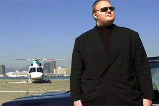 Mein Hubschrauber, meine Limousine, mein Anzug - alles Mega: Kim Schmitz im Jahre 1999.